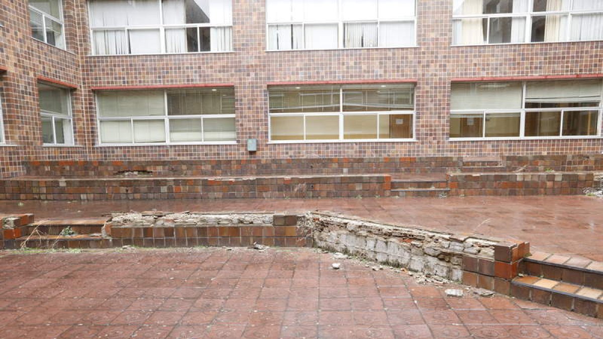 Estado de uno de los patios de la facultad, incluido en la actuación de este verano. MARCIANO PÉREZ