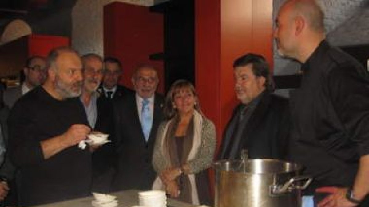 Carrasco observa uno de los exquisitos platos de León.