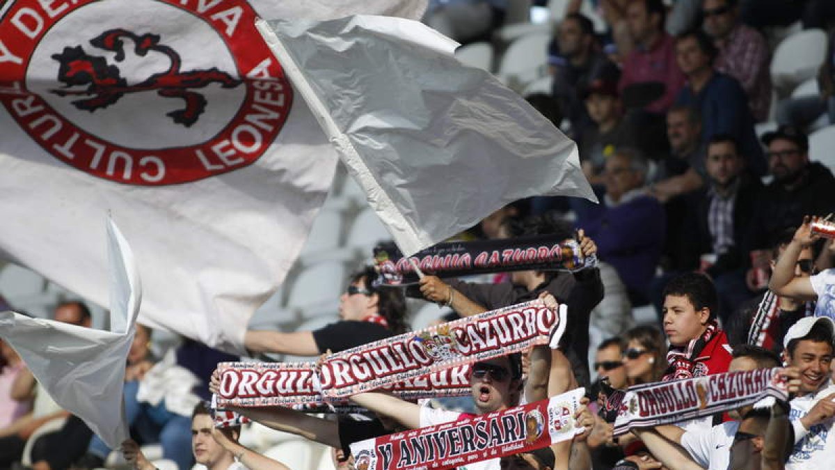 La afición de la Cultural siempre se ha caracterizado por el apoyo al equipo desde hace muchas temporada. Orgullo de León. JESÚS