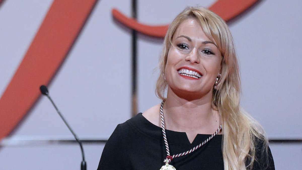 La levantadora berciana Lidia Valentín, con su medalla. EFE