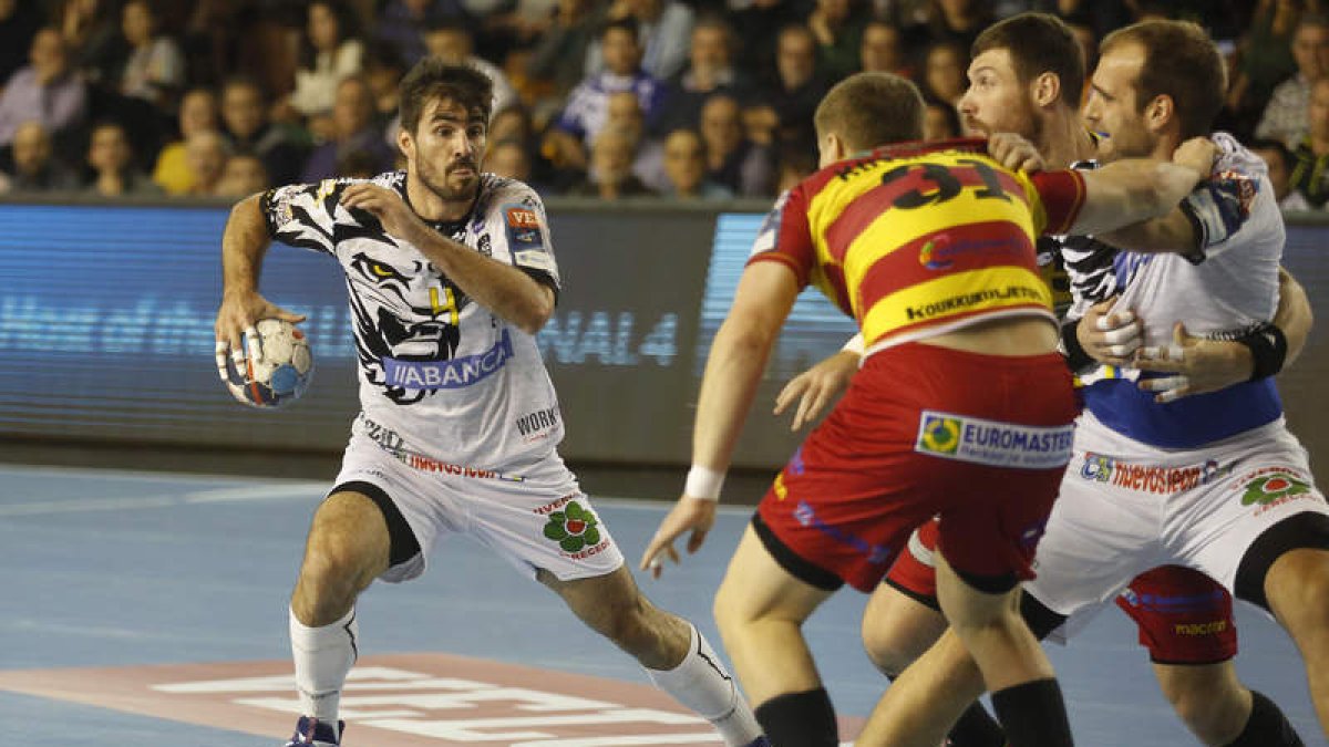 Sebas Simonet, durante el partido de Champions ante el Cocks disputado en el Palacio. FERNANDO OTERO