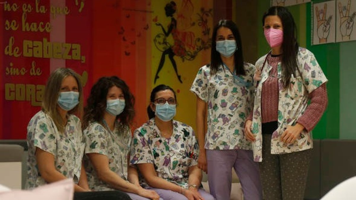 Parte del equipo de la unidad de Patología Compleja y Cuidados Paliativos Pediátricos del servicio de Pediatría del Caule. FERNANDO OTERO