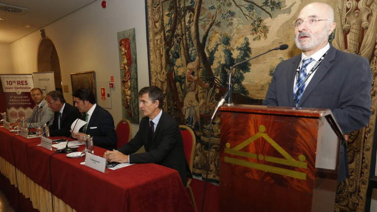 El director general del Centro de Supercomputación inaugura las jornadas en presencia del consejero de Fomento y el alcalde de León. RAMIRO