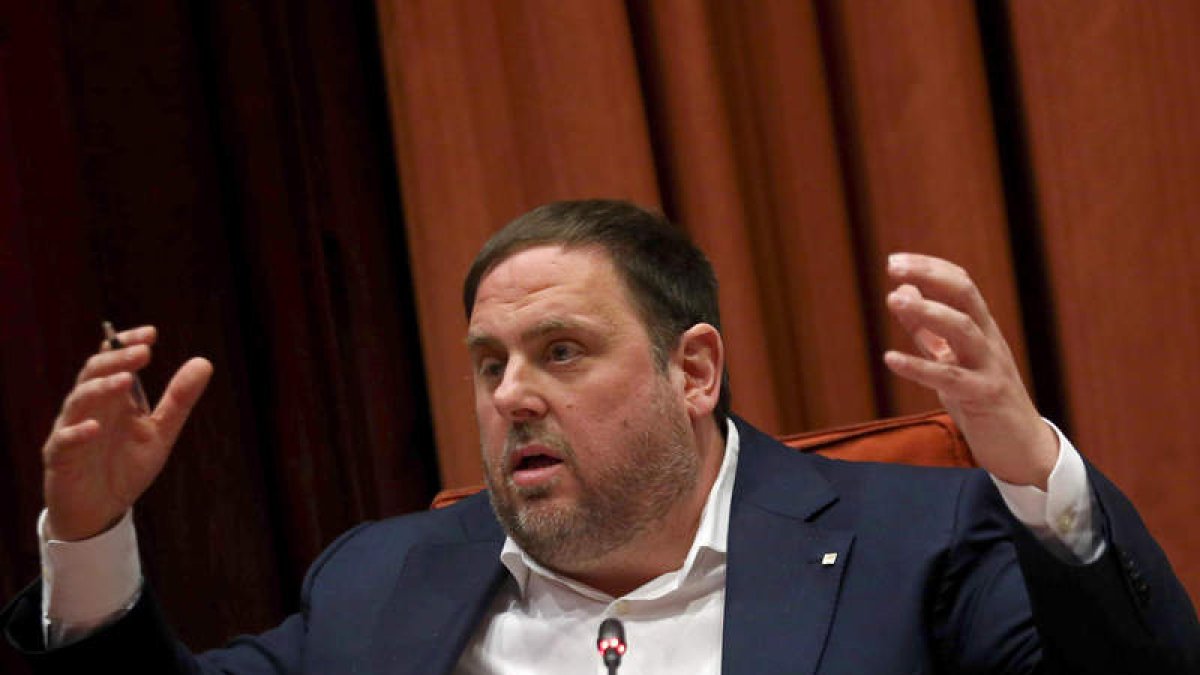 El vicepresidente y consejero de Economía, Oriol Junqueras, durante su comparecencia. TONI ALBIR