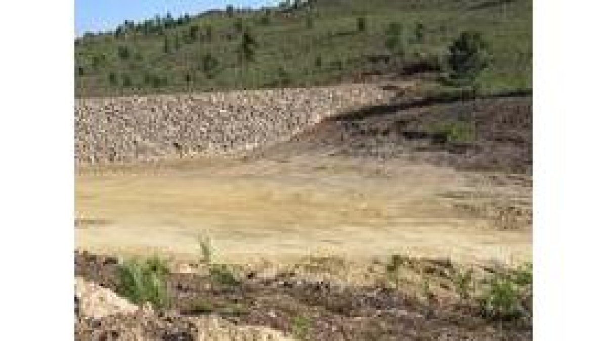 Una de las escolleras de la balsa y parte del hueco que anegará el agua
