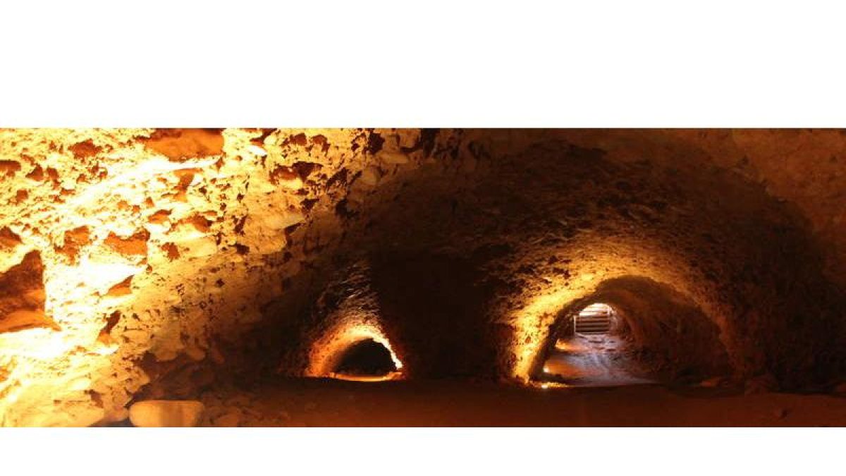 La galería de Orellán, con la iluminación instalada con una subvención pública, es una concensión privada hasta el 2018.
