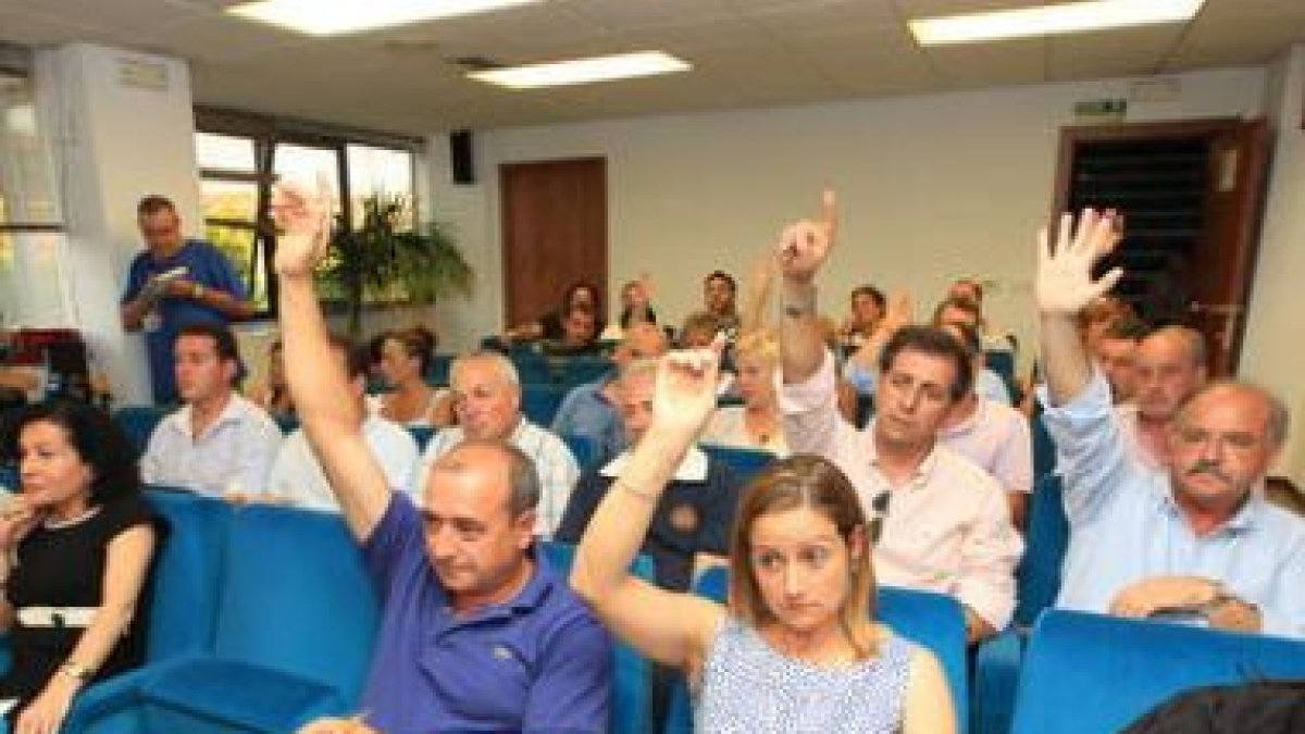 Los consejeros del PP y Cubelos de IAP (derecha) votaron juntos.