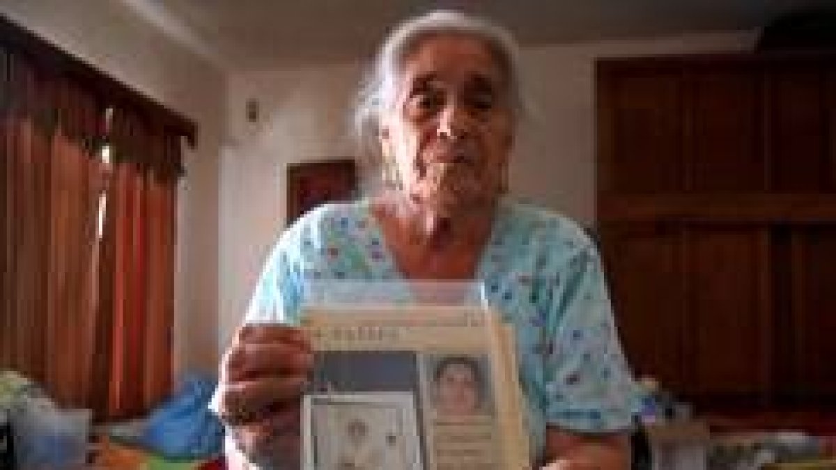 La madre del condenado exhíbe su foto desde México
