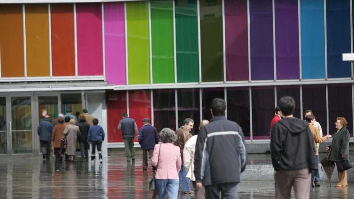 Visitantes accenden al Musac en la inauguración de la última exposición del centro.