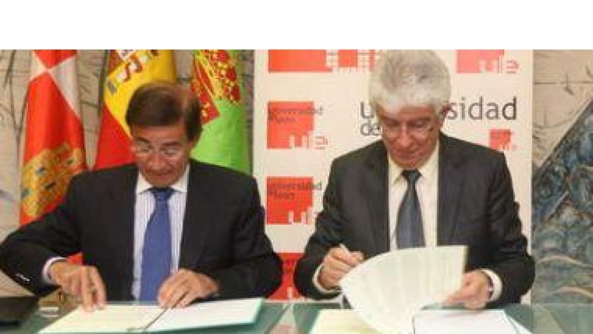 El presidente del Consejo de Colegios de Enfermería de Castilla y León, y el rector de la ULE.