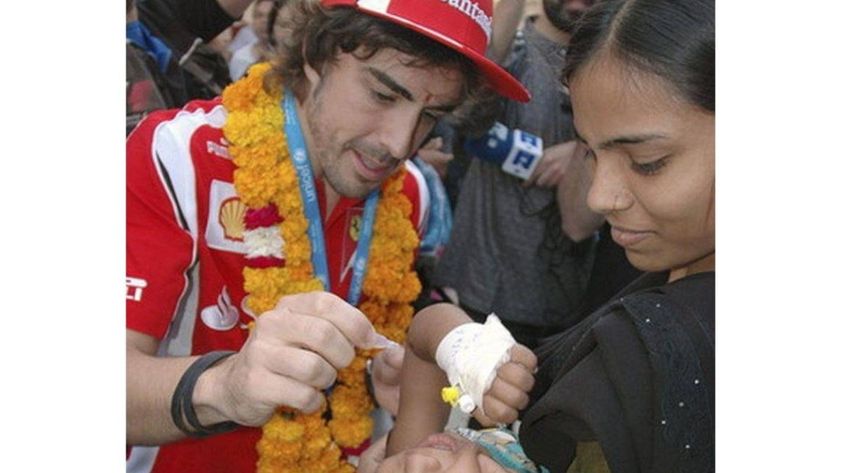 Fernando Alonso, durante la visita a un hospital de Nueva Deli.