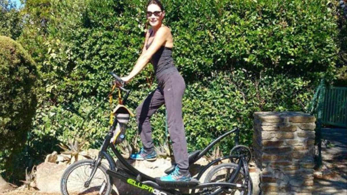 Carla Bruni, sobre un Elliptigo, mezcla de bicicleta y elíptica.