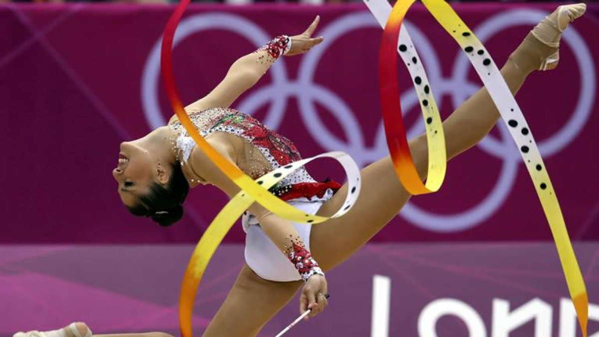 Carolina Rodriguez realizando un ejercicio de cinta en la ronda de clasificación en los Juegos Olímpicos de Londres.