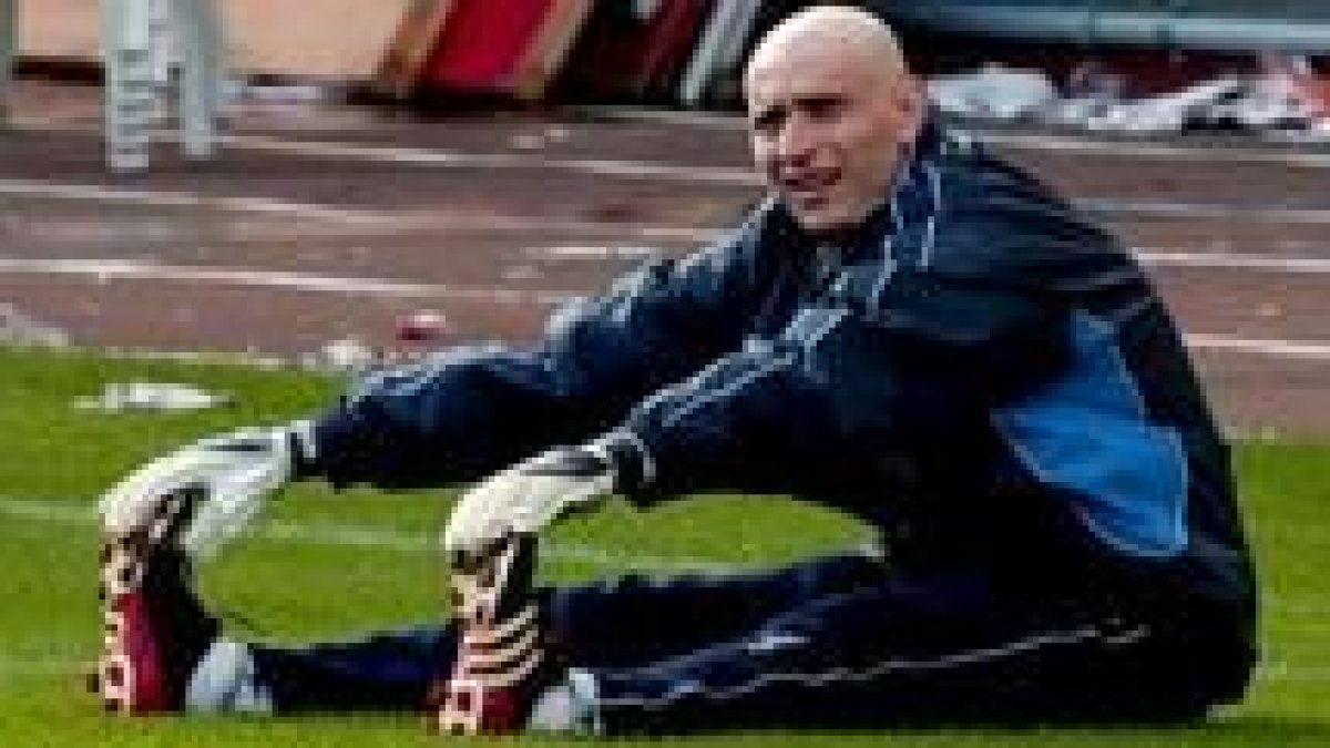 Hierro evita que Roberto Carlos proteste al árbitro tras decretar penalti