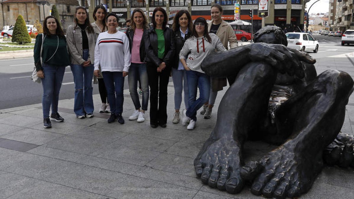 Noemí Valcarcel, Mariana Raposo, Sonia Sarmiento, Ana I. Godos, Carmen Santamarta, Mónica Pacho, Belén Arias, Nohemí Villa, Paula Vidal, Ana M. Pérez, Noelia González y Marcia A. Sequeira, parte del grupo encargado de impartir los talleres de intervención grupal. En la foto faltan M. Luisa Busto, Irene Cordero, Ana I. Fernandez, Nuria E. González y Teresa Martínez, que también están en el grupo. FERNANDO OTERO