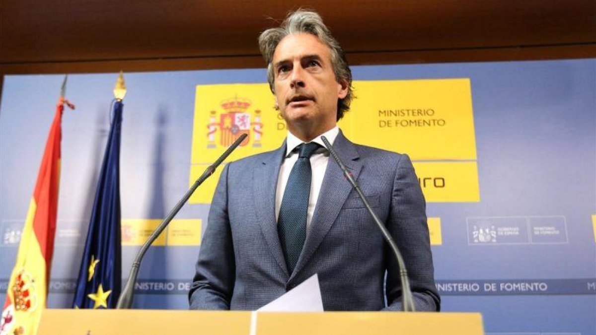 Íñigo de la Serna comparece después de que los trabajadores de Eulen hayan votado mantener la huelga en El Prat.