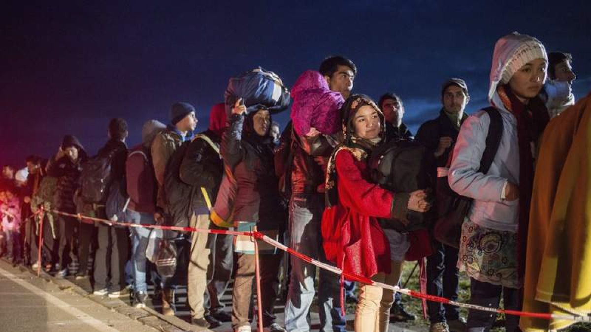 Refugiados esperan a los alojamientos de emergencia en la frontera entre Alemania y Austria.