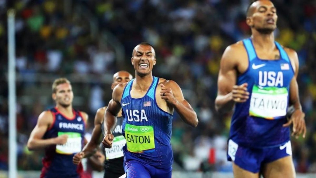 Ashton Eaton finaliza los 1.500 metros, última prueba de su triunfal decatlón.