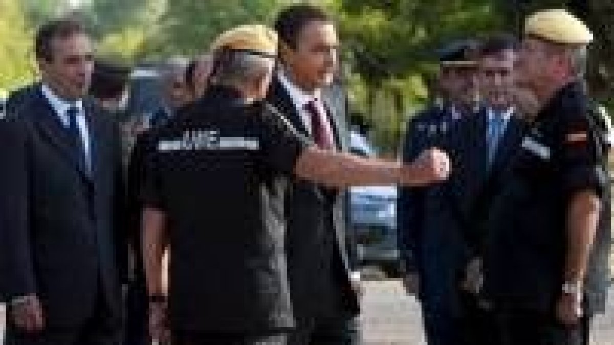 Alonso y Zapatero, en el momento de llegar a la base de la UME en Torrejón