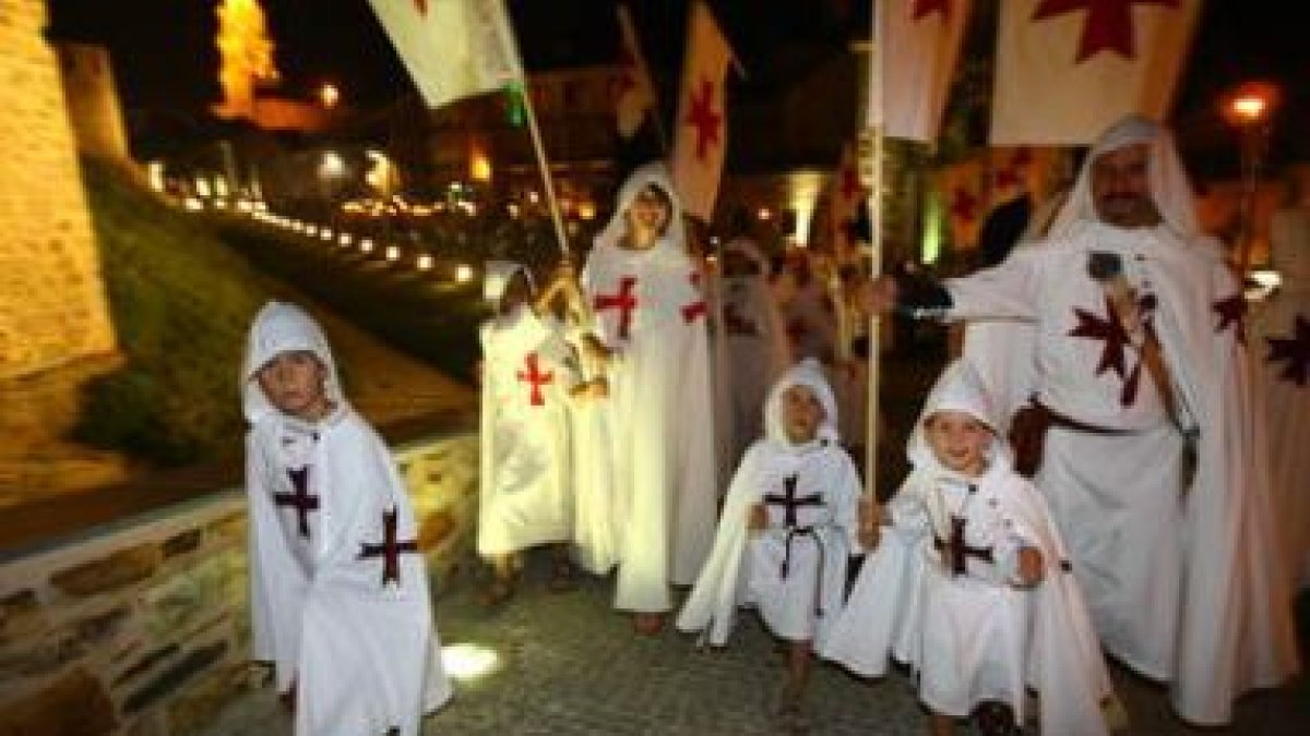 Los caballeros desfilaron por la calle Gil y Carrasco.