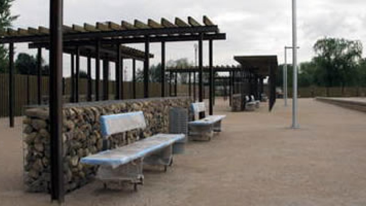 Un aspecto de las pérgolas y los bancos instalados junto al acceso sur del parque.
