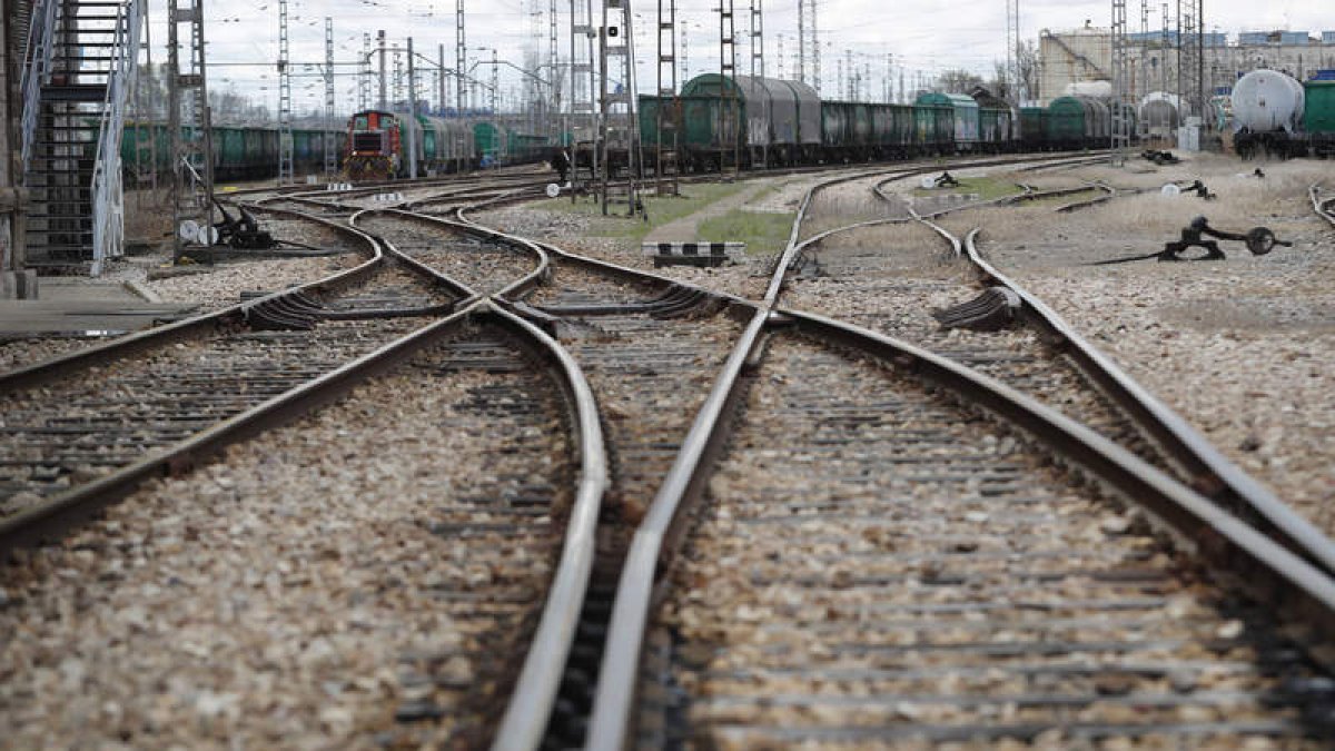 Vías de tren para el transporte de mercancías. JESÚS F. SALVADORES