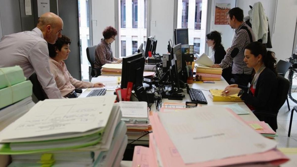 Funcionarios trabajando en un juzgado.