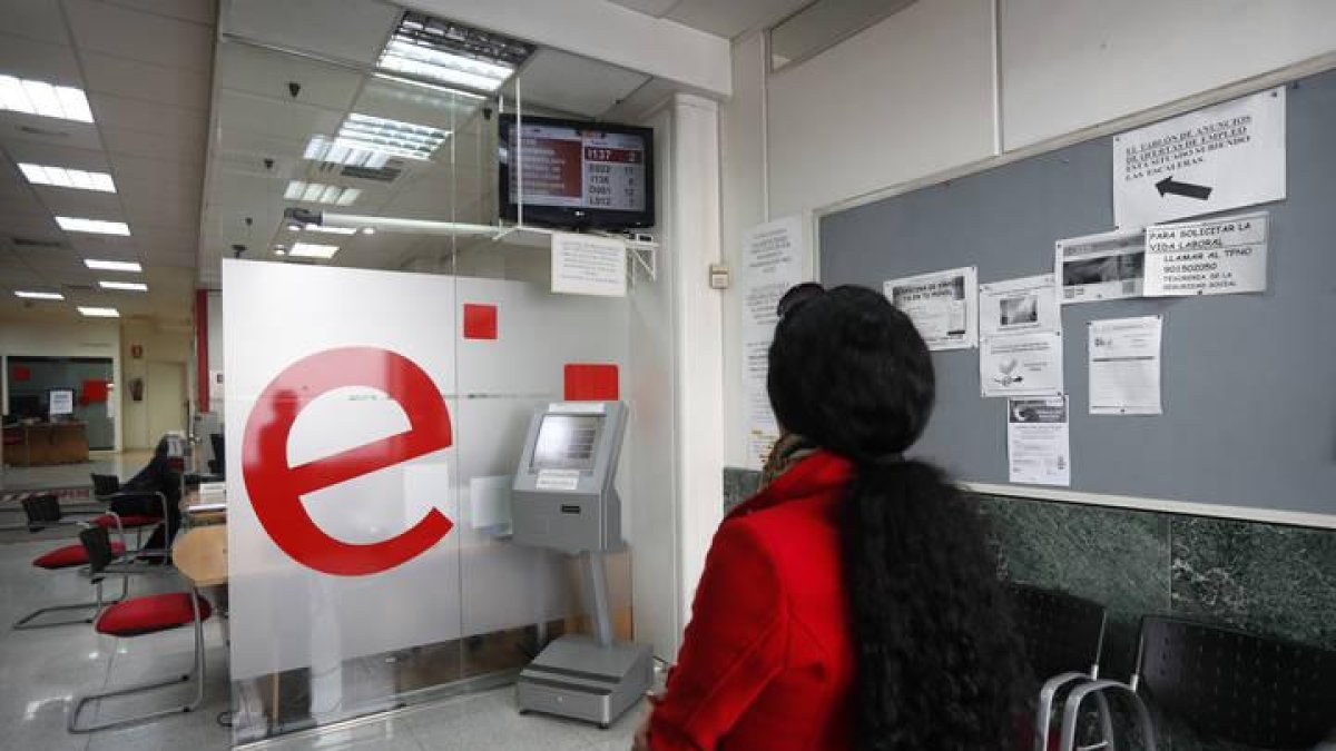 Imagen de una mujer en el servicio de empleo de la Comunidad