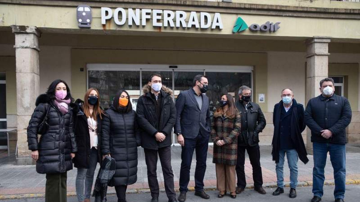 Los candidatos de Cs, ayer en Ponferrada. DL