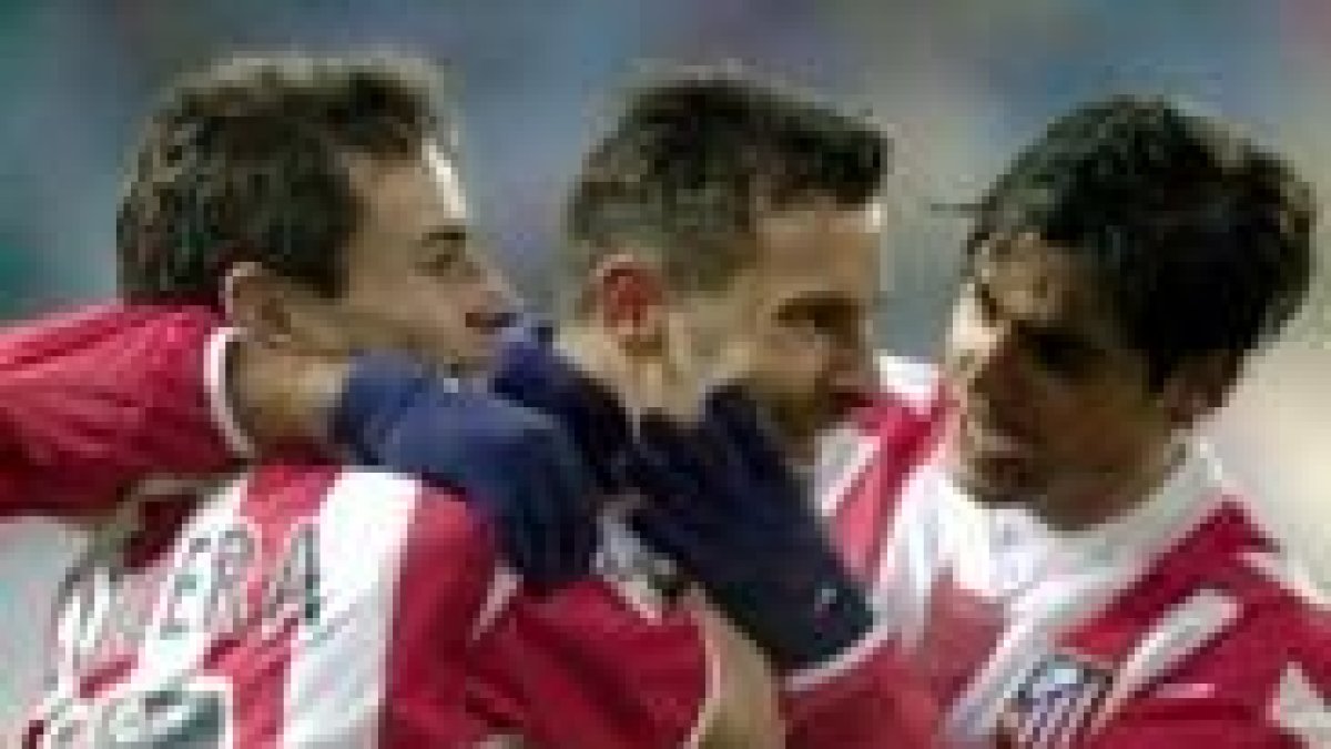 Javi Moreno recibe la felicitación de sus compañeros tras marcar