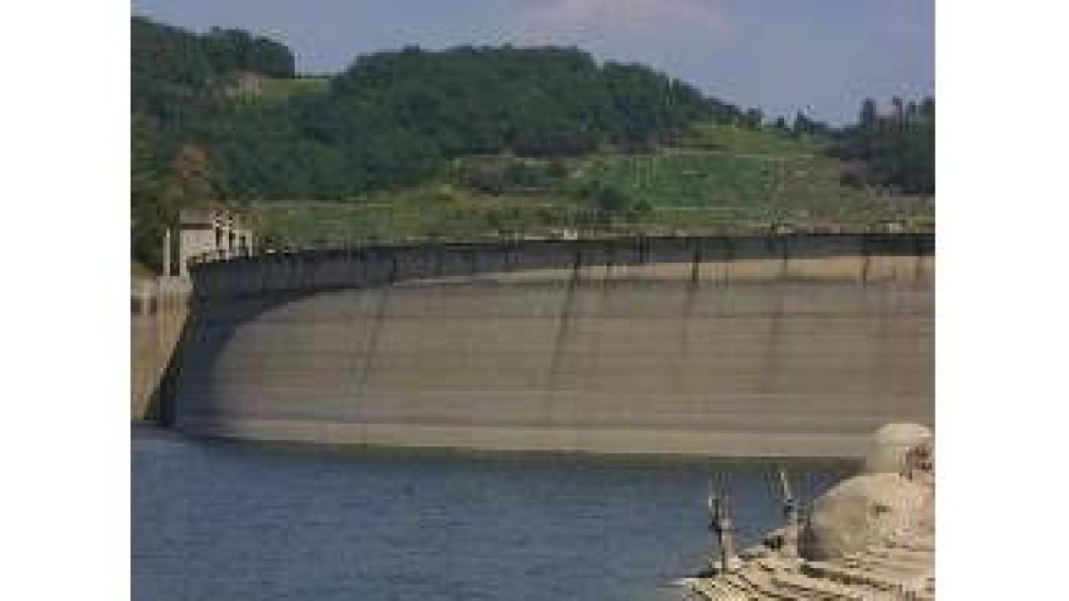 Embalse de Belesar, en Portomarín (Orense) cuya explotación data de los primeros años sesenta
