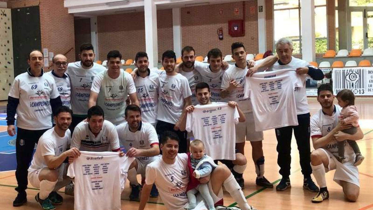 El equipo trepalense posa con la camiseta alegórica de campeón de la categoría. DL