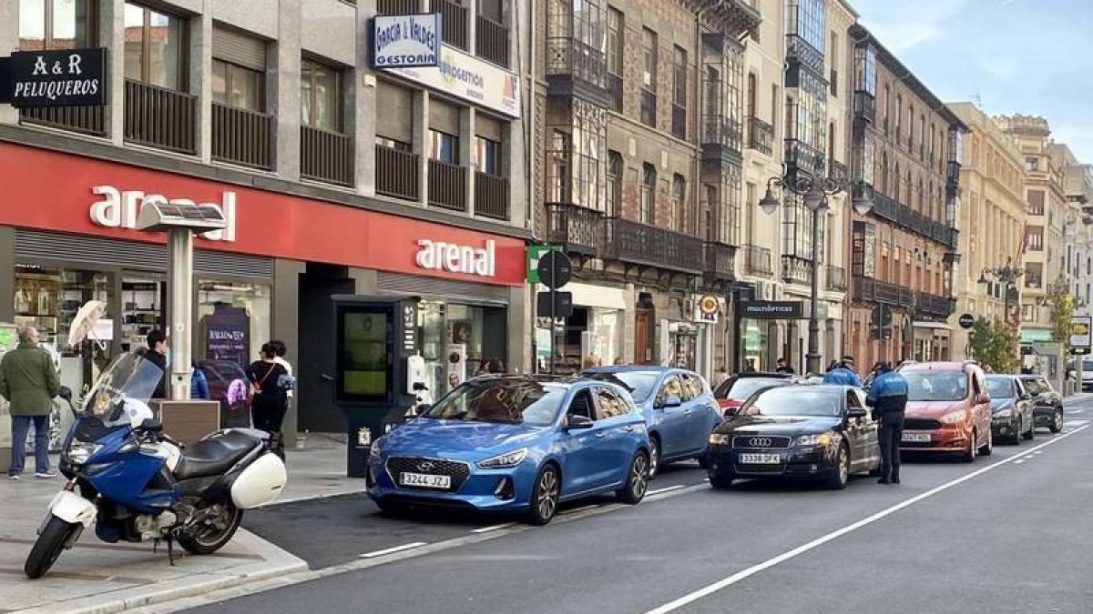 Los agentes de la Policía Local, inspeccionando la documentación de los conductores. M. A. Z.