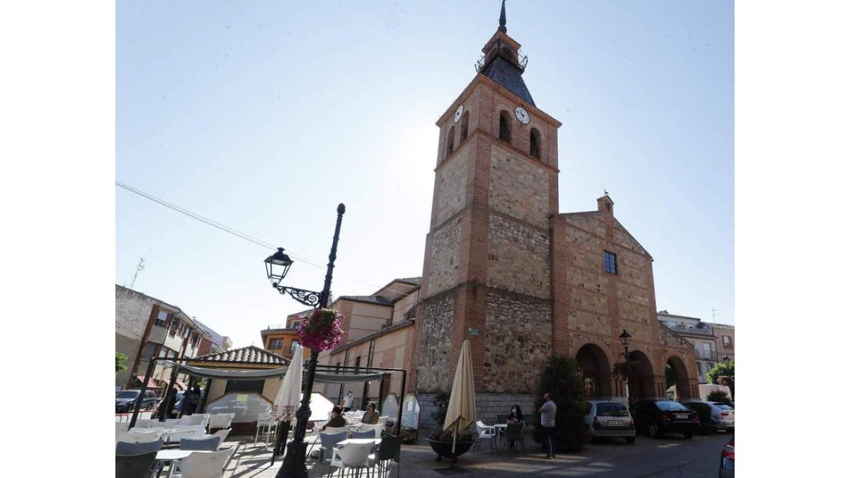 Santa María del Páramo puede presumir de unas instalaciones municipales muy cuidadas para el uso y disfrute de todos los parameses y de los visitantes, al igual que sus diferentes plazas, parques y jardínes que hacen de este municipio un lugar acogedor y que no deja insatisfecho a nadie. Asimismo, cuenta en la zona exterior del polideportivo con un parking de autocaravanas para dar cabida en cualquier momento a todos aquellos amantes del turismo sobre las cuatro ruedas.