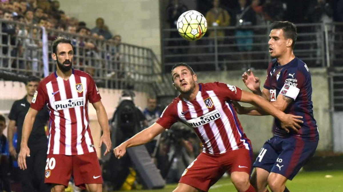 Koke trata de controlar el balón frente a un adversario.