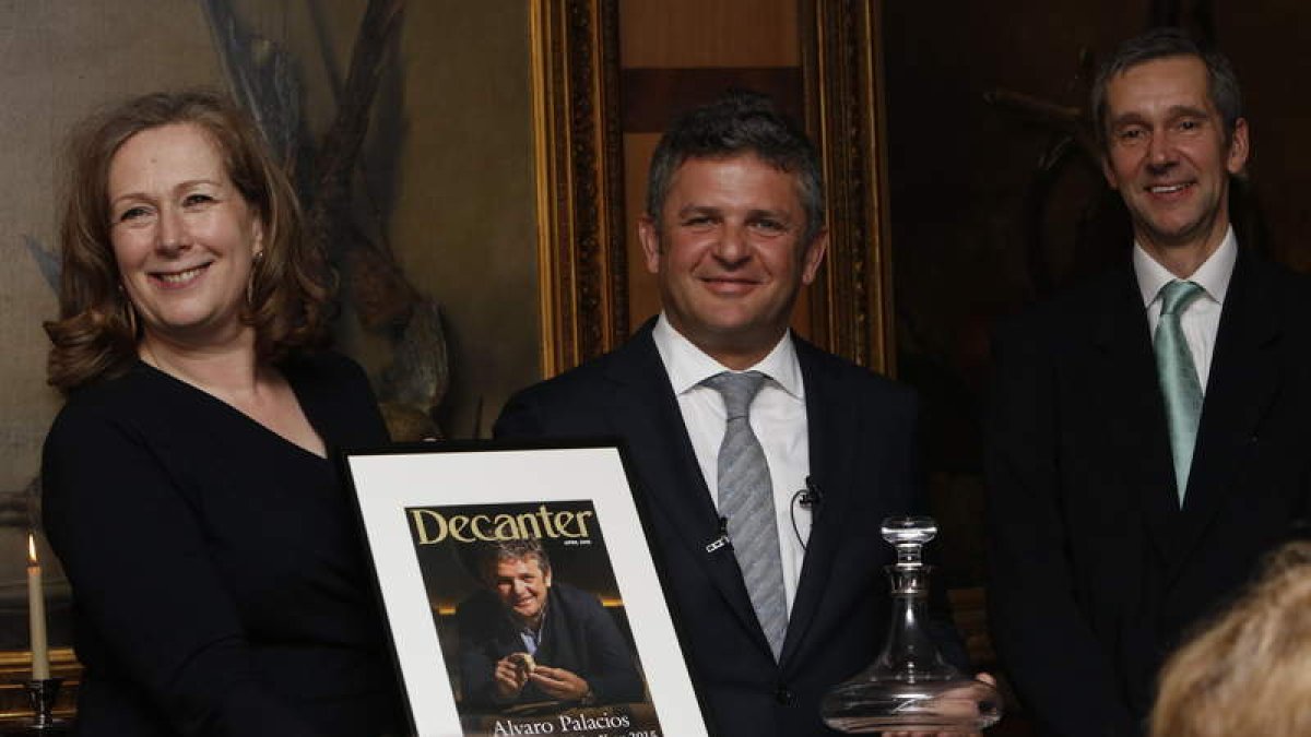 Álvaro Palacios (centro) recibió el reconocimiento de Decanter en una gala celebrada en Londres.