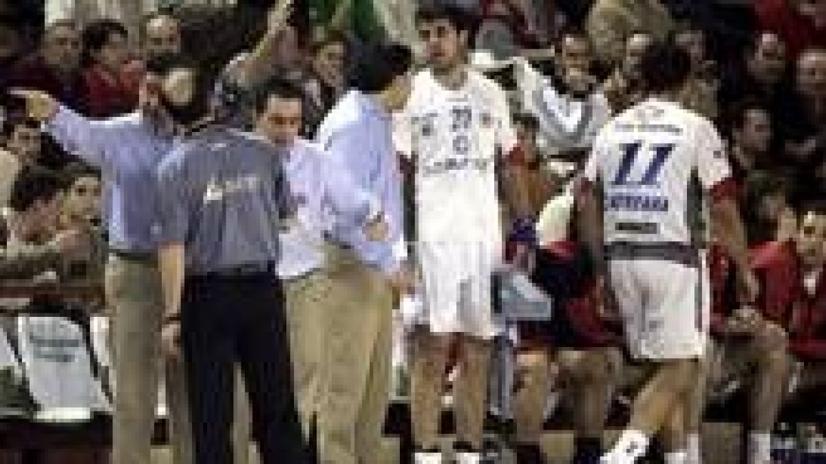 Manolo Cadenas dialoga con uno de los árbitros en el partido del pasado sábado ante el Portland
