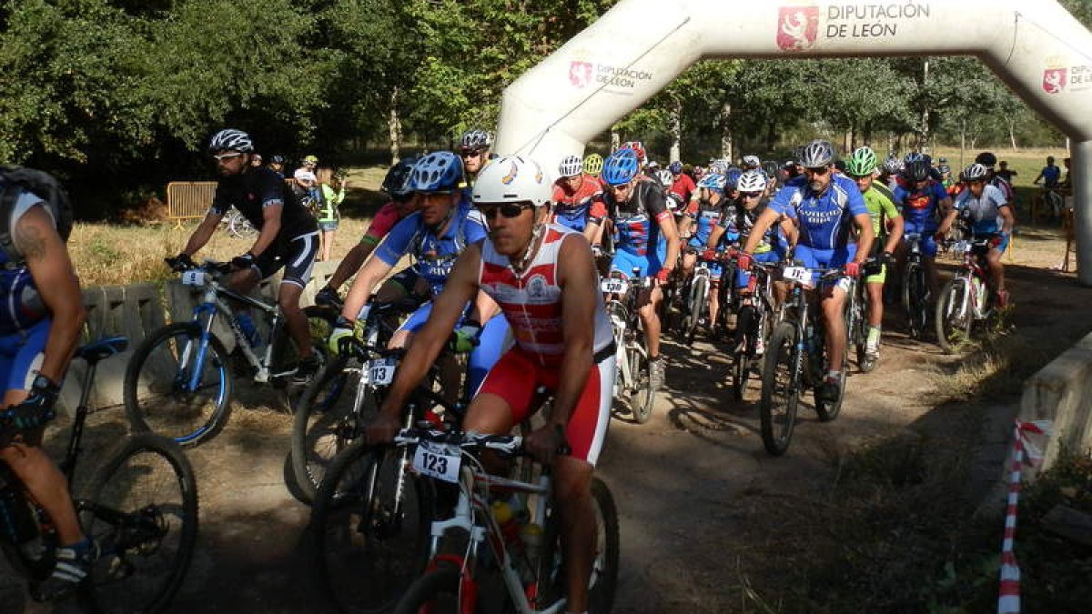 Más de 150 ciclistas se dieron cita en la puesta de largo de la ‘Lúpulo Bike’ en Villanueva de Carrizo.