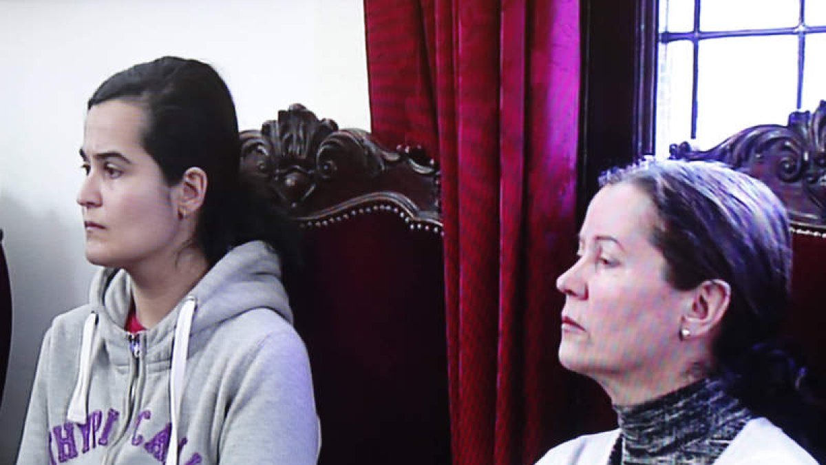 Triana Martínez y Montserrat González, durante el juicio en la Audiencia Provincial. MARCIANO PÉREZ