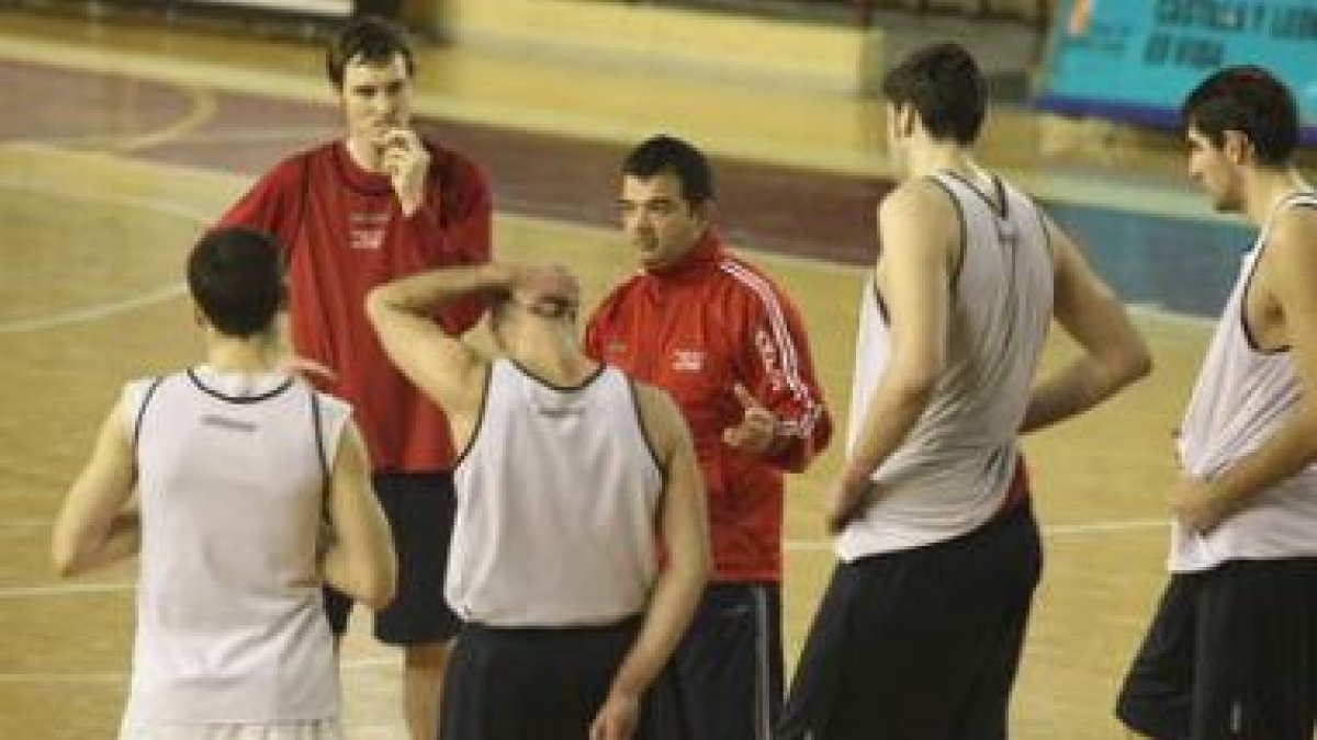 El técnico Javi de Grado dirige un entrenamiento.