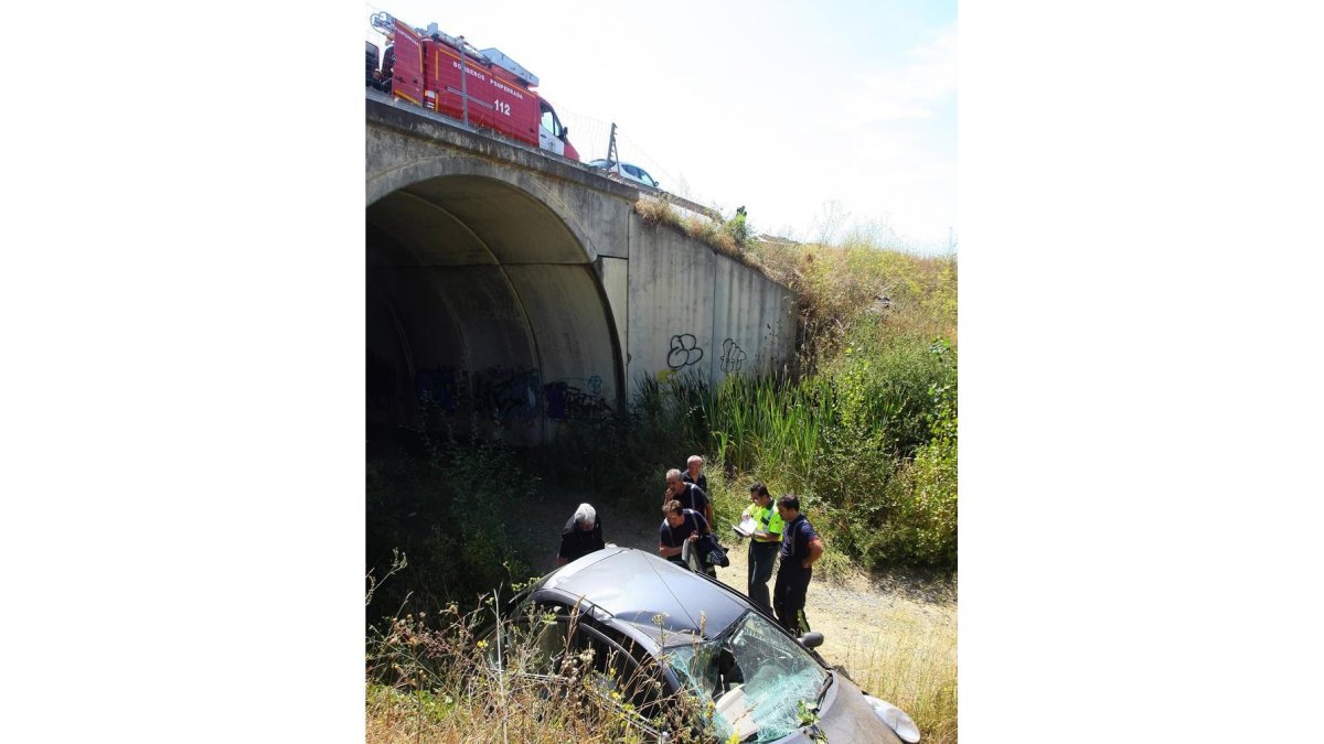 Accidente de tráfico en el que una persona resultó herida grave al salirse el turismo en el que viajaba y caer por un terraplen, en el kilómetro 392 de la autovía A6, en el término municipal de Camponaraya