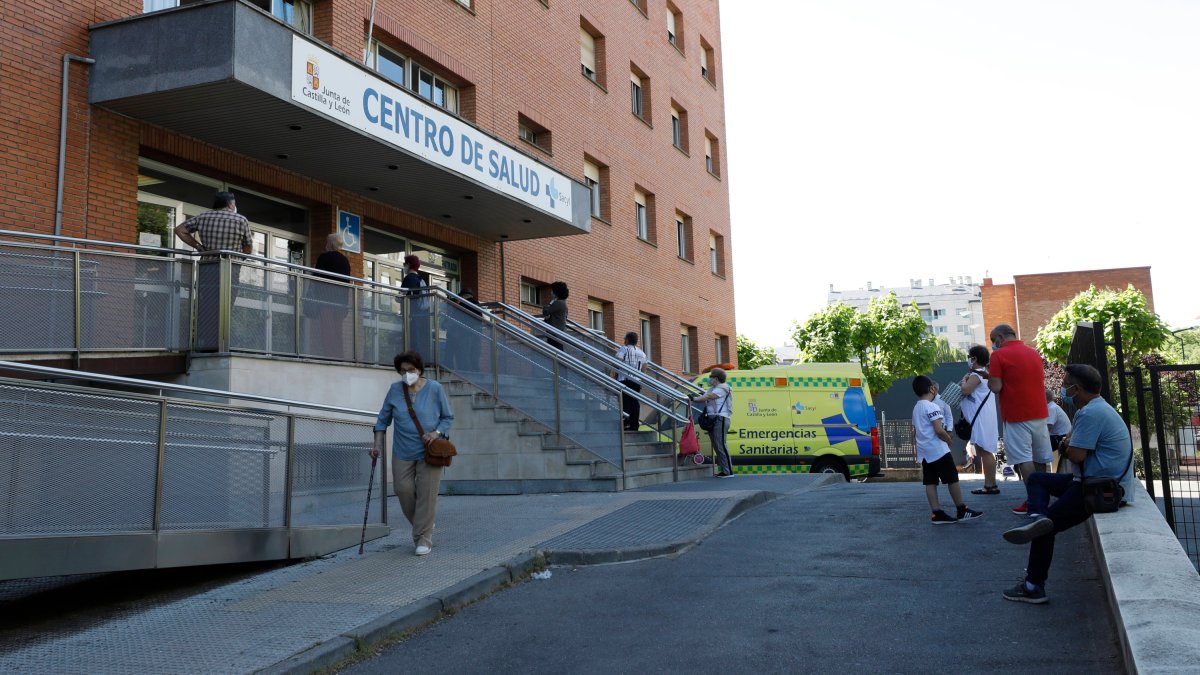 Los médicos y enfermeras de primaria suman a su agenda de citas las de compañeros de vacaciones. M. P.