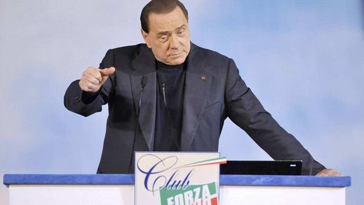 Berlusconi pronuncia un discurso en el Club Forza Silvio, en Roma, el 8 de diciembre.