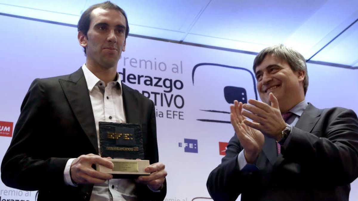Godín recibe de Cardenal el premio ‘Liderazgo deportivo’. Javier Lizón