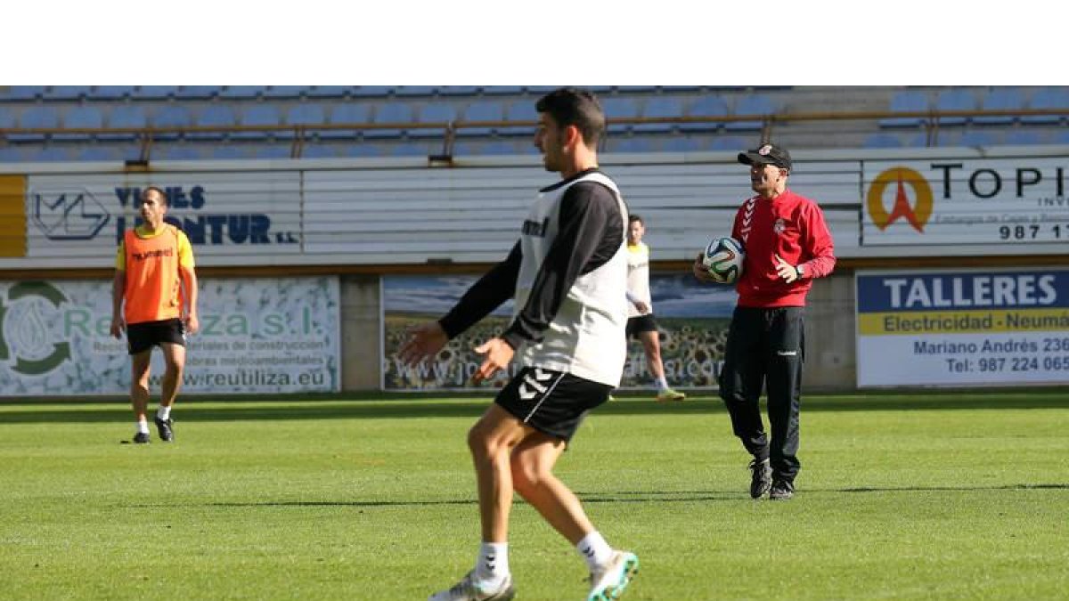 Javier Cabello prepara el partido de mañana en Luanco