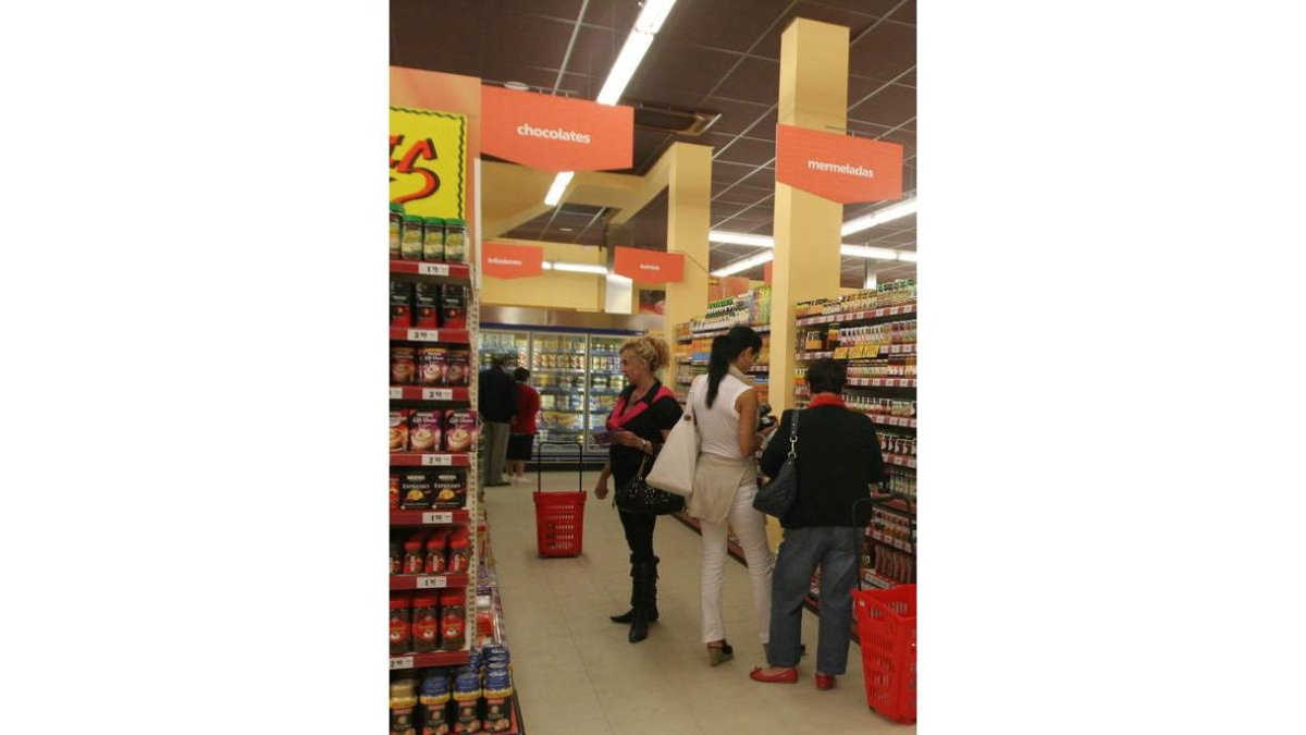 Los ciudadanos observan detenidamente los precios.