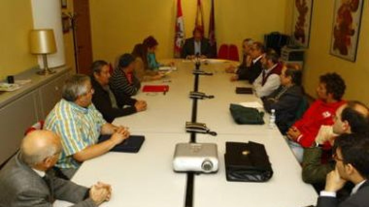Representantes del movimiento contra la Sama-Velilla, con el delegado Eduardo Fernández, en el centr