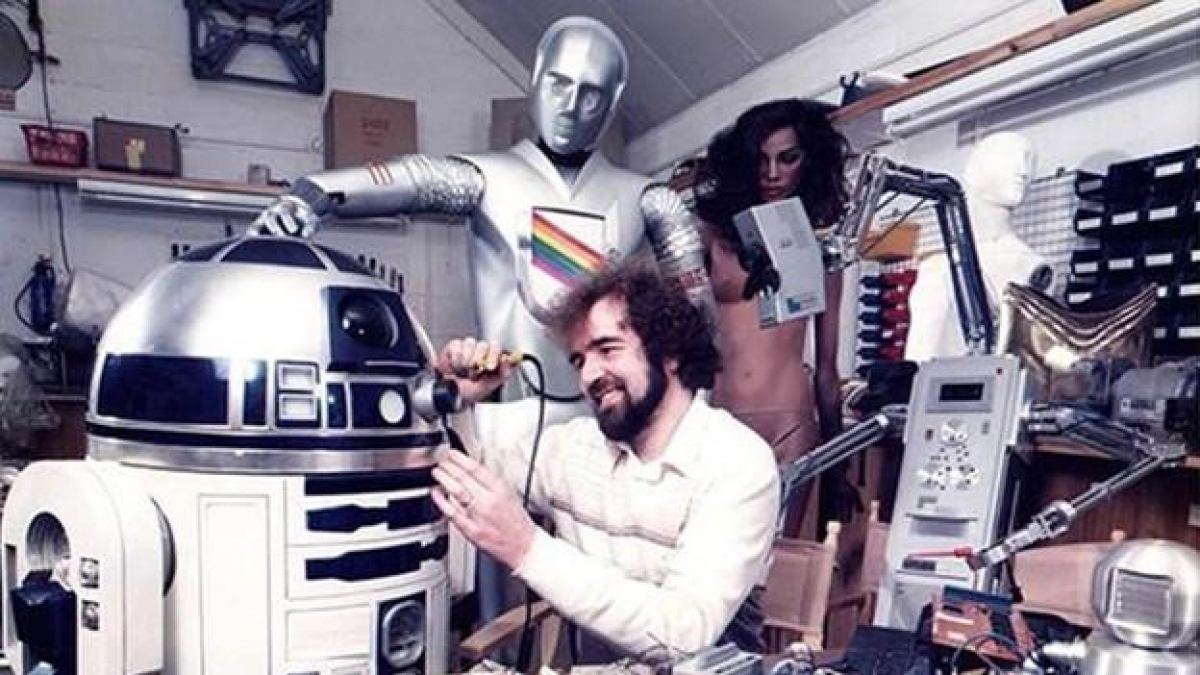 El diseñador Tony Dyson, con su creación, R2-D2.