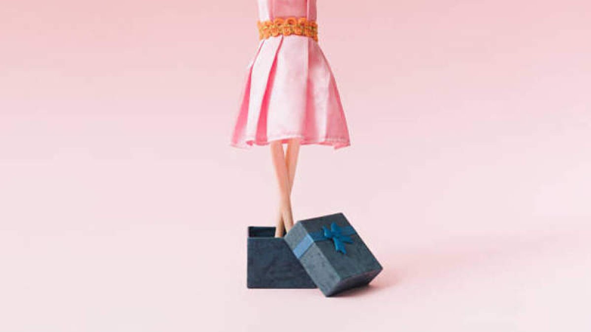 Rousteing y su equipo de diseño reinterpretan la icónica estética de Barbie en una colección que desde el 13 de enero estará disponible online y en las tiendas físicas de Balmain