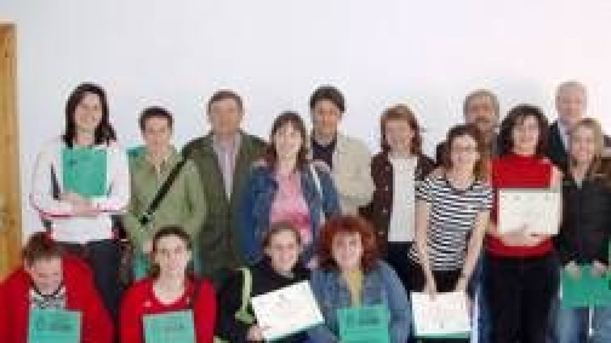 El alcalde, rodeado de las mujeres del taller